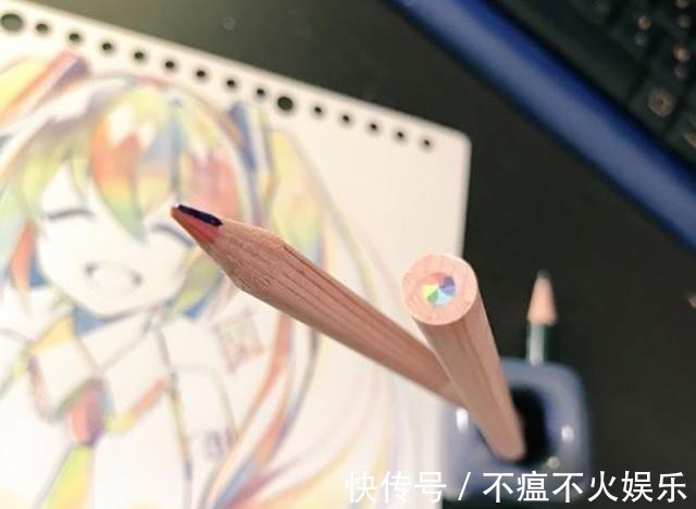 二次元@日本画师的“神仙铅笔”,画出彩色初音未来,渐变效果让人眼前一亮