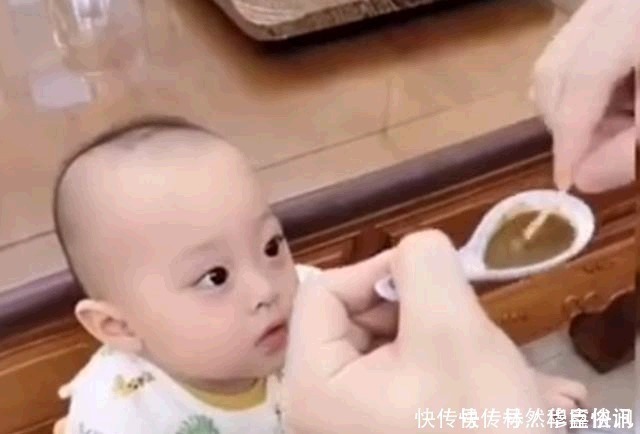 勺子|亲爸套路娃吃药,让娃以为会是好吃的,结果喝下去的表情逗翻网友