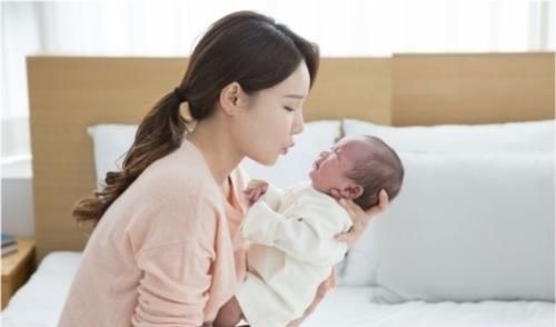 喂养|新生儿首月养护重点:发育特点、喂养、身高体重指标,家长收藏