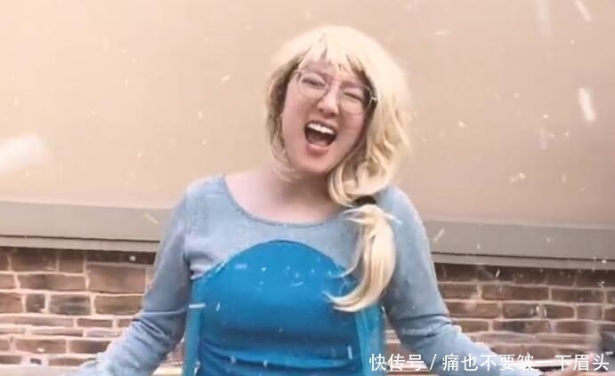 大身壮|真人版艾莎公主,嘴大身壮都没关系,戴眼镜唱真香,这是演小品吗