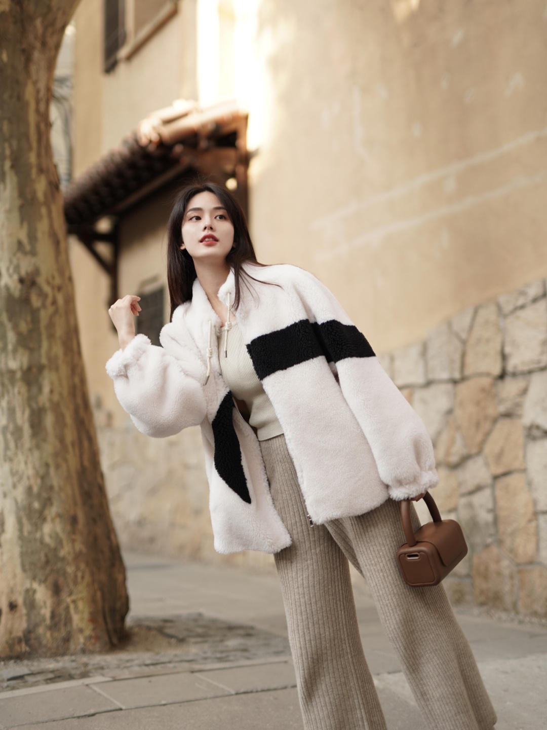 黑色 “毛绒外套”冬季必备单品,入冬这么穿优雅好看,帮你打造好气质