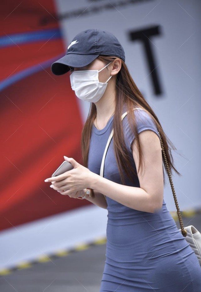 帽子|把天蓝色穿出高级感,裹身裙搭配帽子,看着神秘又有休闲感