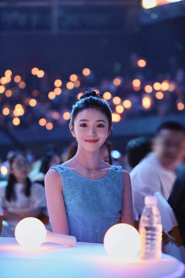 刘浩存|谋女郎刘浩存亮相活动,墨绿长裙穿出寡淡感,清淡妆容太没记忆点