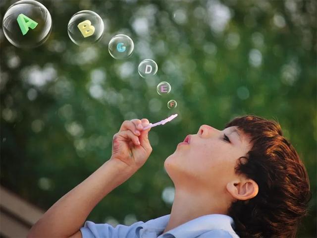 孩子们|老师让孩子画“妈妈的睡姿”,不料画风各种写实,宝妈:回家挨打