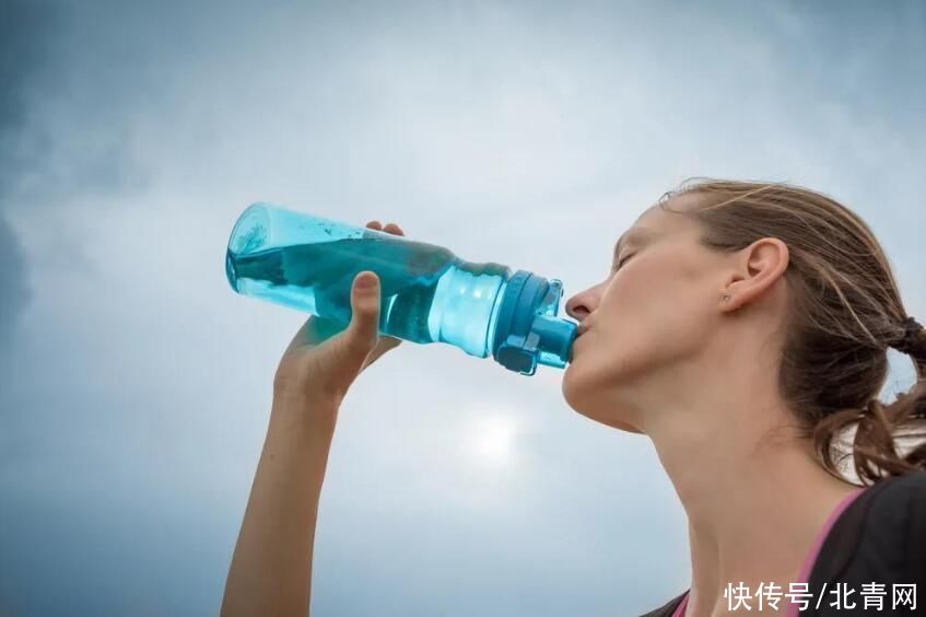 运转|夏天每天要喝够3-4L水？别让肾脏超负荷运转