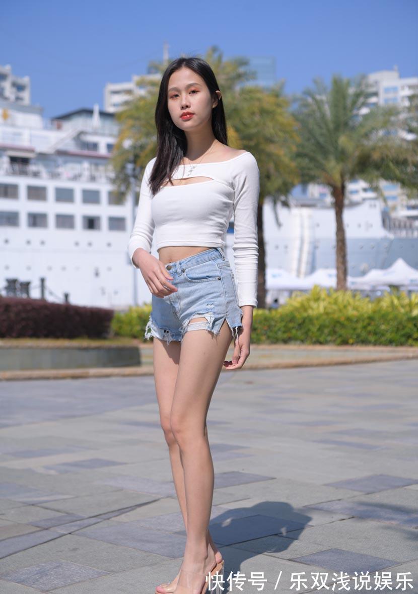 T恤衫 亮白阔肩长袖T恤衫,搭配流苏破洞牛仔短裤,尽显青春时尚