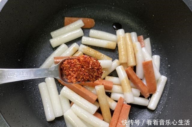 八月孩子迷上了这早餐,简单炒一炒就出锅,软糯Q弹,香辣过瘾