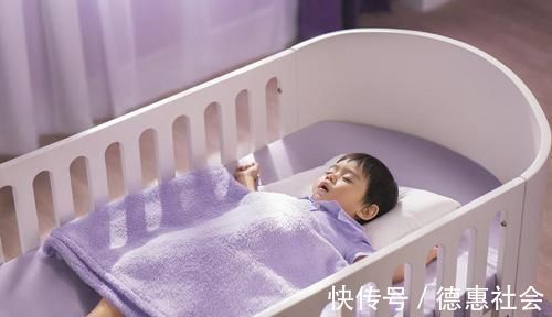 入睡|哄睡半小时,放下一秒醒!妈妈哄睡多做好3件事,宝宝轻松睡过夜