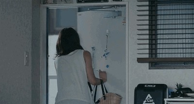 |搞笑GIF:护士小姐姐,快去工作吧,你还没下班呢,这么就玩起来了,这样不好