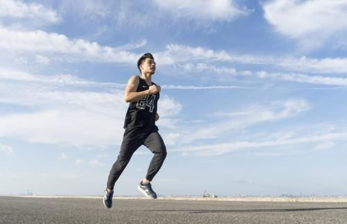 跑步机|这样跑步,既不伤身,效率还好!看看男医生如何坚持跑步