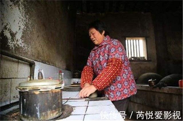 王海潮!有尊严的乞丐崔显仁:苦练10年粉笔字,从乞丐摇身变成千万富翁