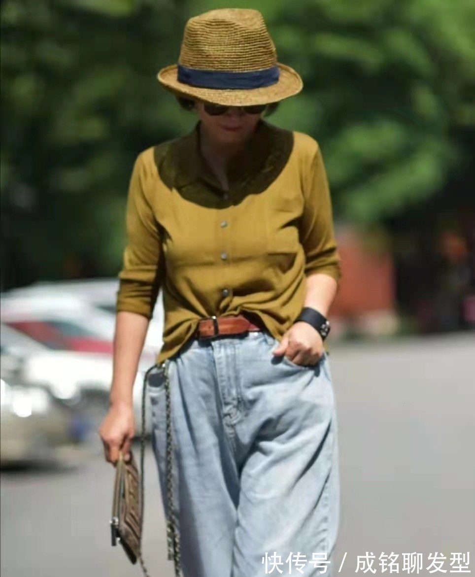 裙装|女人过了五十岁后,最好别穿得太“花哨”,既掉档次又显得俗气