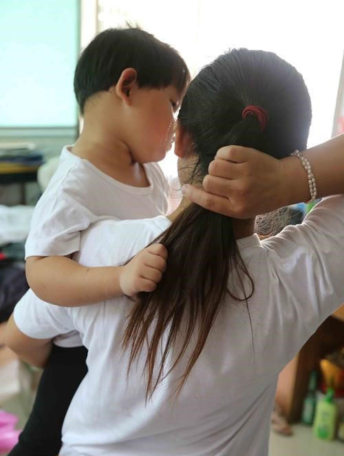 小手|宝宝有种“示爱”叫磨人，挺讨厌的但却是真爱，宝妈可别暴力制止