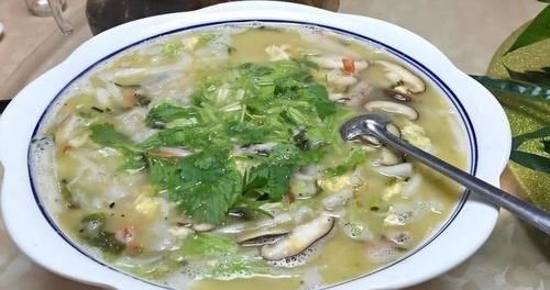 公司效益好,老板请员工吃便饭,7菜2汤2主食,有你喜欢吃的吗