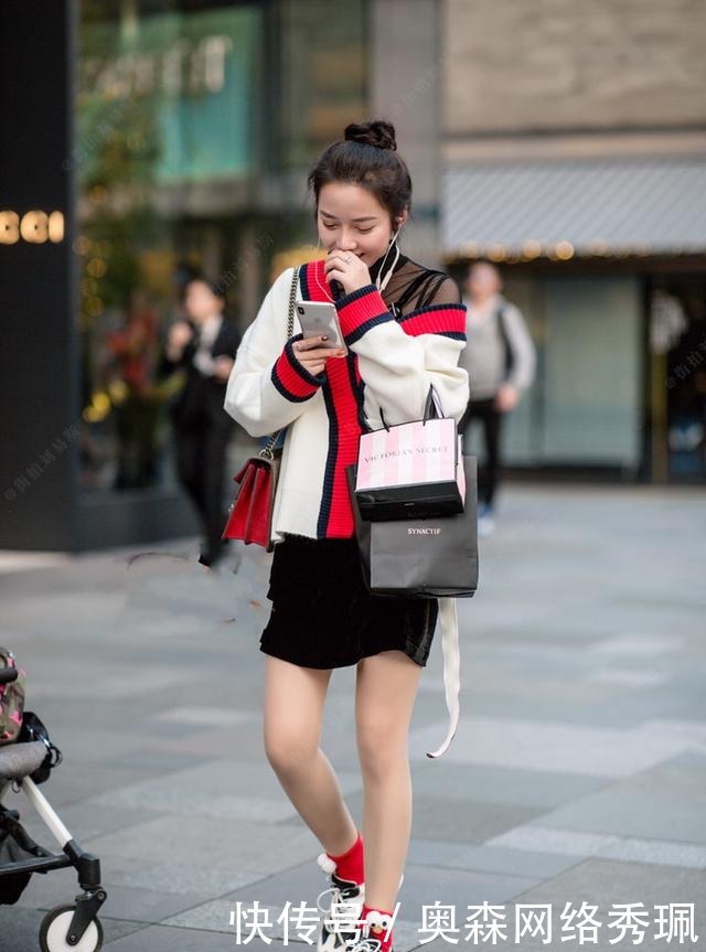 特别|街拍:黑色蕾丝+白色毛衣,美女捂着嘴笑,脚上袜子把小编萌化了