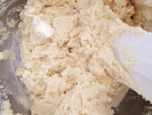 我们滤出的是我们需要的黄油,奶味浓郁,功能多,中间需要搅拌很多次