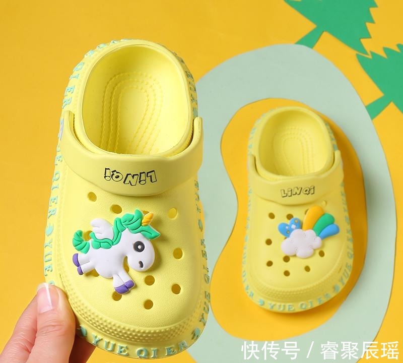 多种款型|女人就别老给孩子穿休闲鞋了，看我媳妇带回来的拖鞋，舒适更透气