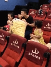 |搞笑GIF趣图:妹子你热我理解,但这个风扇有点小,吹的不够全面