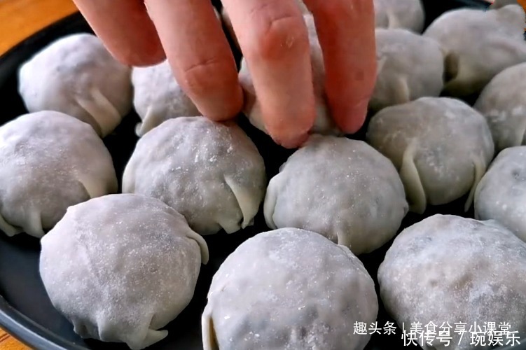 大厨分享糯米团的新吃法,先蒸后煎,鲜香软糯,一周吃七顿都不腻