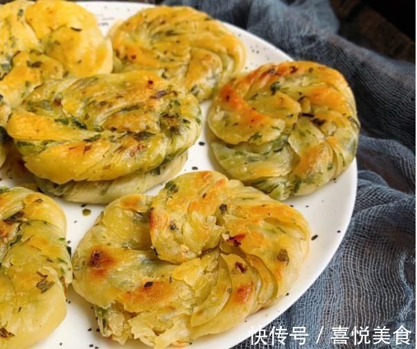 葱油饼|饺子皮吃出新花样,10分钟的快手早餐,香酥脆,好吃极了