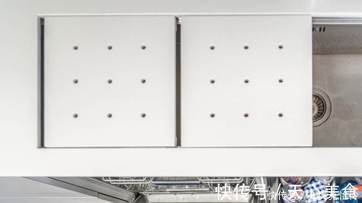 沥水架|太会装了!水槽台安装推拉洞洞板,不费1㎡多个操作台和沥水架!