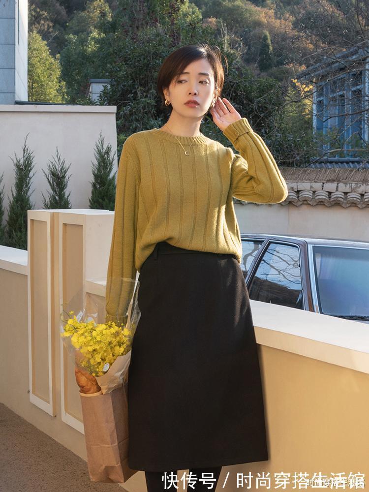 tips|降温了,被这位小姐姐穿搭圈粉了,毛衣这样穿时髦保暖又显瘦