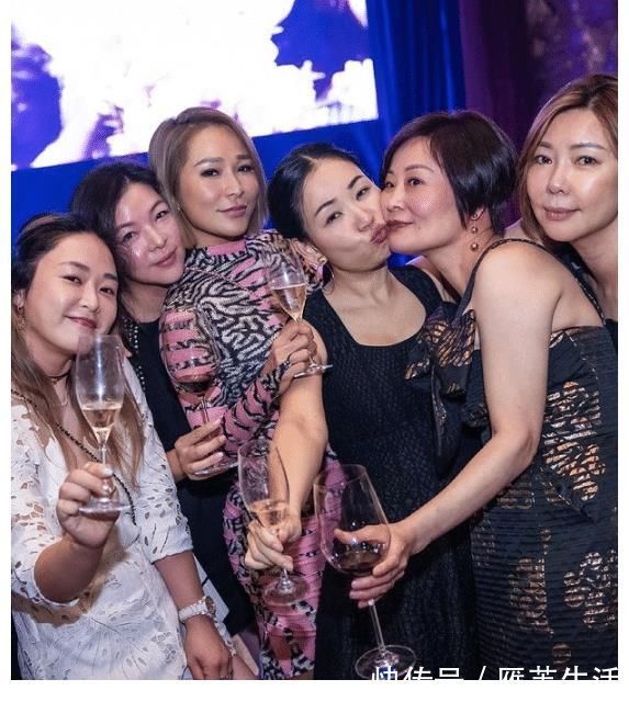 陈慧玲|洗米嫂剪掉十年长发换波波头,新发型穿条纹裙,端高脚杯气质大变