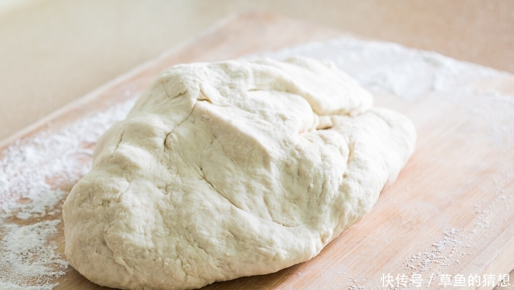 蒸馒头发面时,不要只会放酵母,记住2个窍门,面发得又快又好