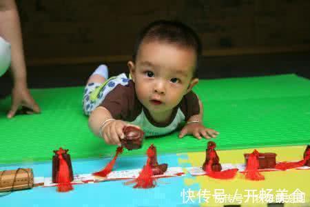 宝妈|宝宝抓周,拿住这东西就不松手了,奶奶一看对着儿子说:都赖你