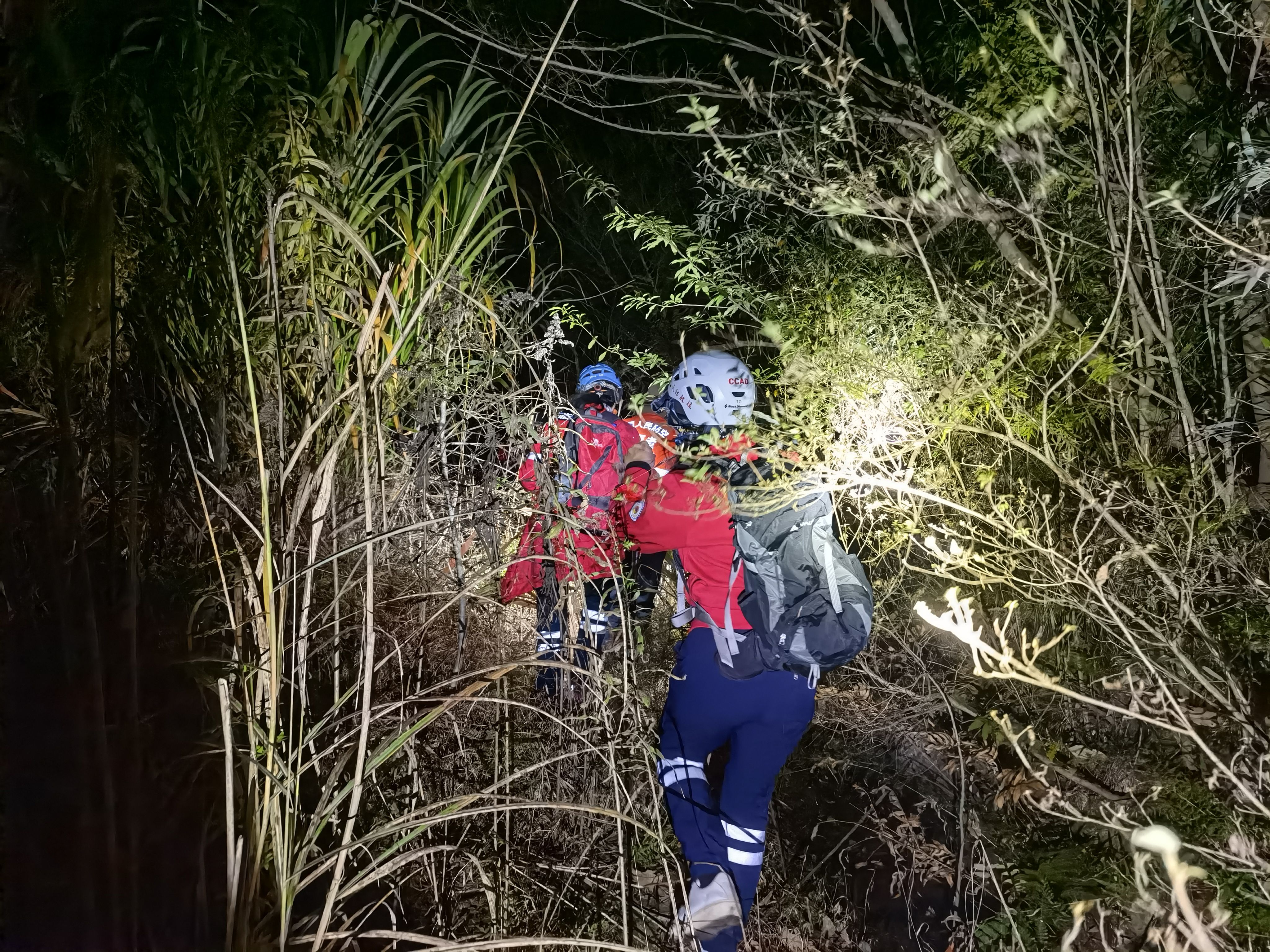 40分钟 ！94岁老人深山被困，无人机热成像功能放大招