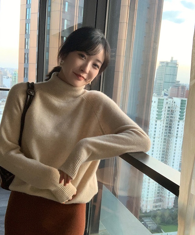 包臀裙|现在还在留恋针织衫?尝试一下时髦的“羊绒衫”搭配,好看还保暖