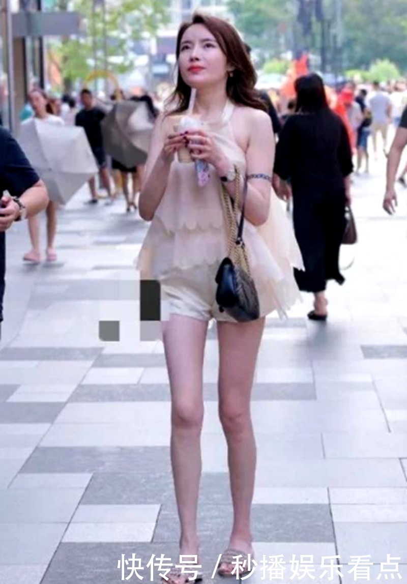 美女身穿丝绸质套装,白皙的皮肤引人注目,这是想迷倒多少人呢