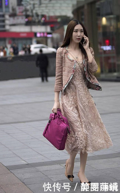 美女街拍衣服藏了5年,面料都“长草”了,就这样还敢穿出门