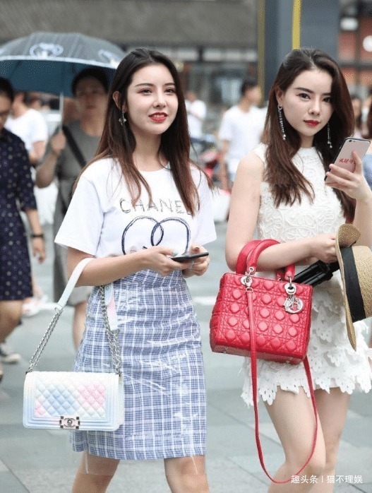 一个套着“塑料袋”上街，一个穿着“鱼鳞片”，认真的吗