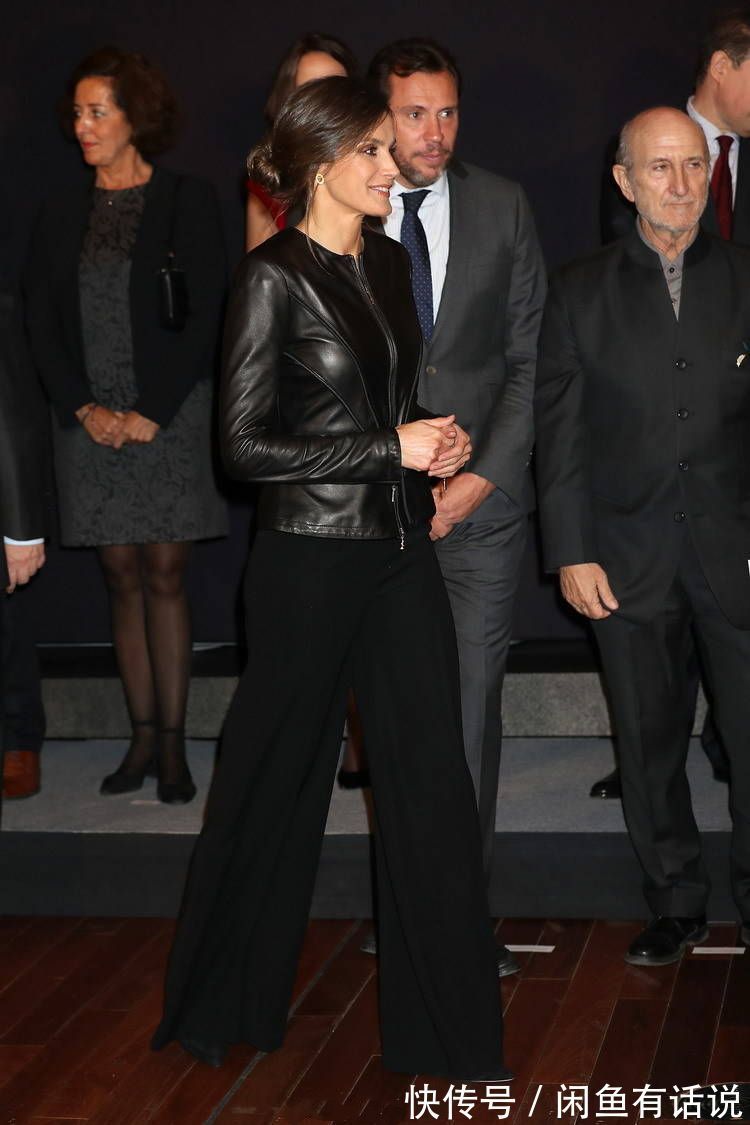 西班牙王后 “瘦腿裤”到底多好穿?西班牙王后连穿9次都不腻,配大衣真气质