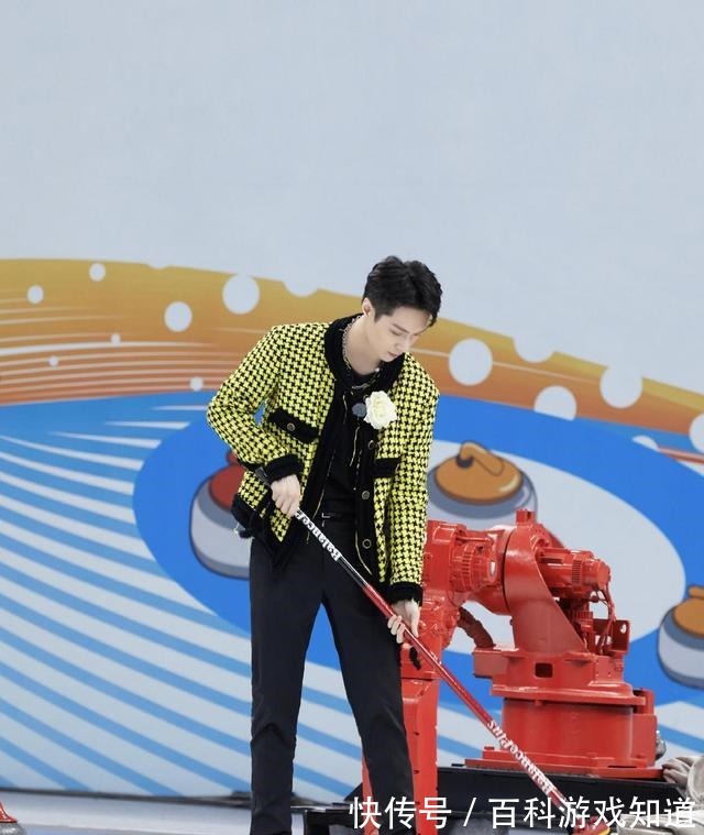 彭昱暢|張藝興取代彭昱暢成《向往的生活》常駐嘉賓，穿軍大衣現(xiàn)身！