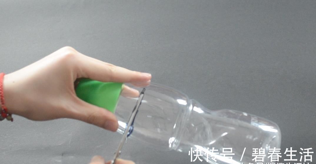 塑料瓶别再丢了, 剪几刀, 放在厨房有大用处, 家家户户都用得到