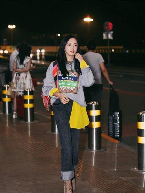 不穿风衣照样高级！看今年流行的卫衣风潮，学会“叠穿”才更时髦