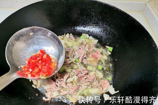 没胃口，教你一道超级下饭的菜，剁椒圆白菜，清爽开胃，能吃两碗
