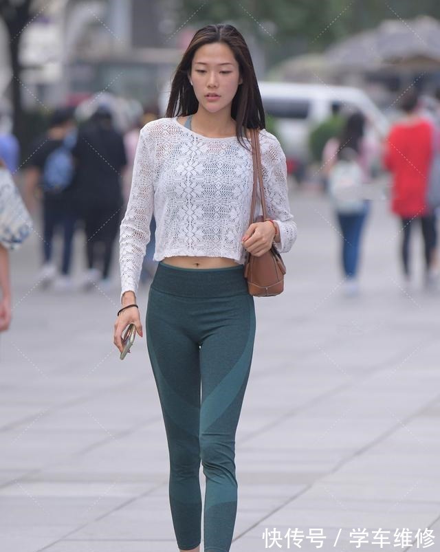 单品 黑色时尚打底裤搭配性感上衣,打造高级感,最有效的搭配法则!