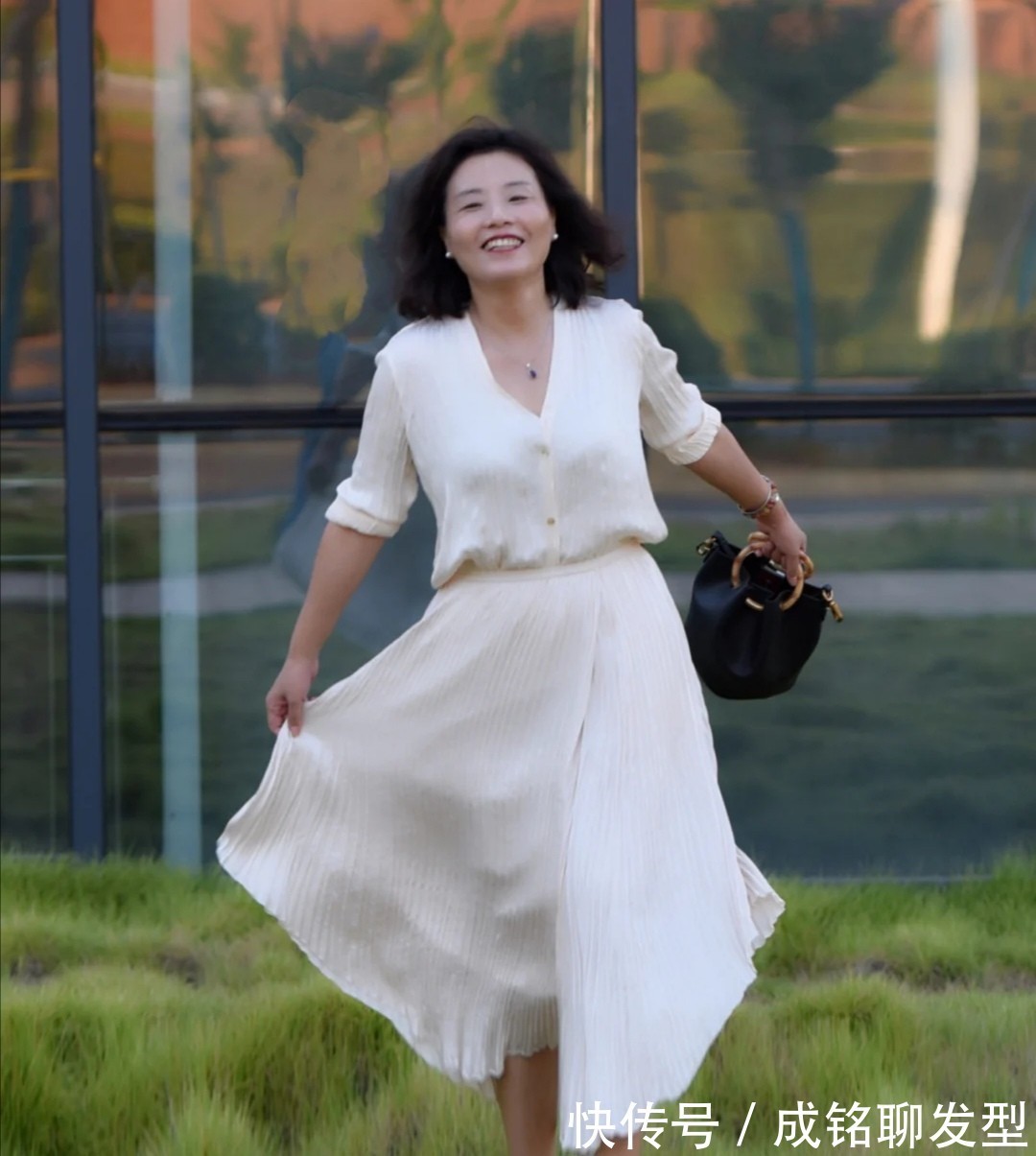 身材|年过五十身材微胖怎么穿?看看这位姐姐的穿搭,不仅优雅还很漂亮