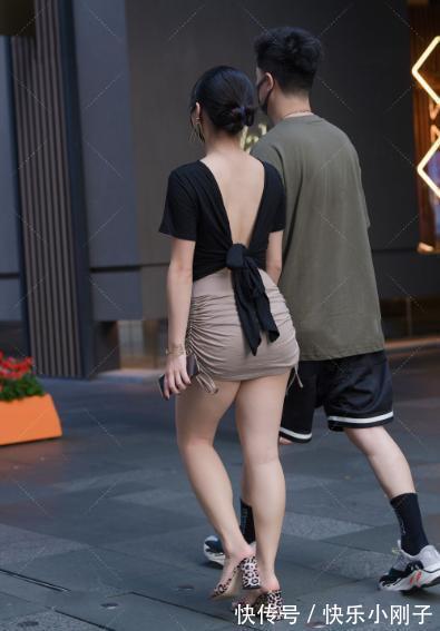 短裙 黑色修身t恤搭配卡其色皱纹短裙,简单狂野,小姐姐也是真的敢穿