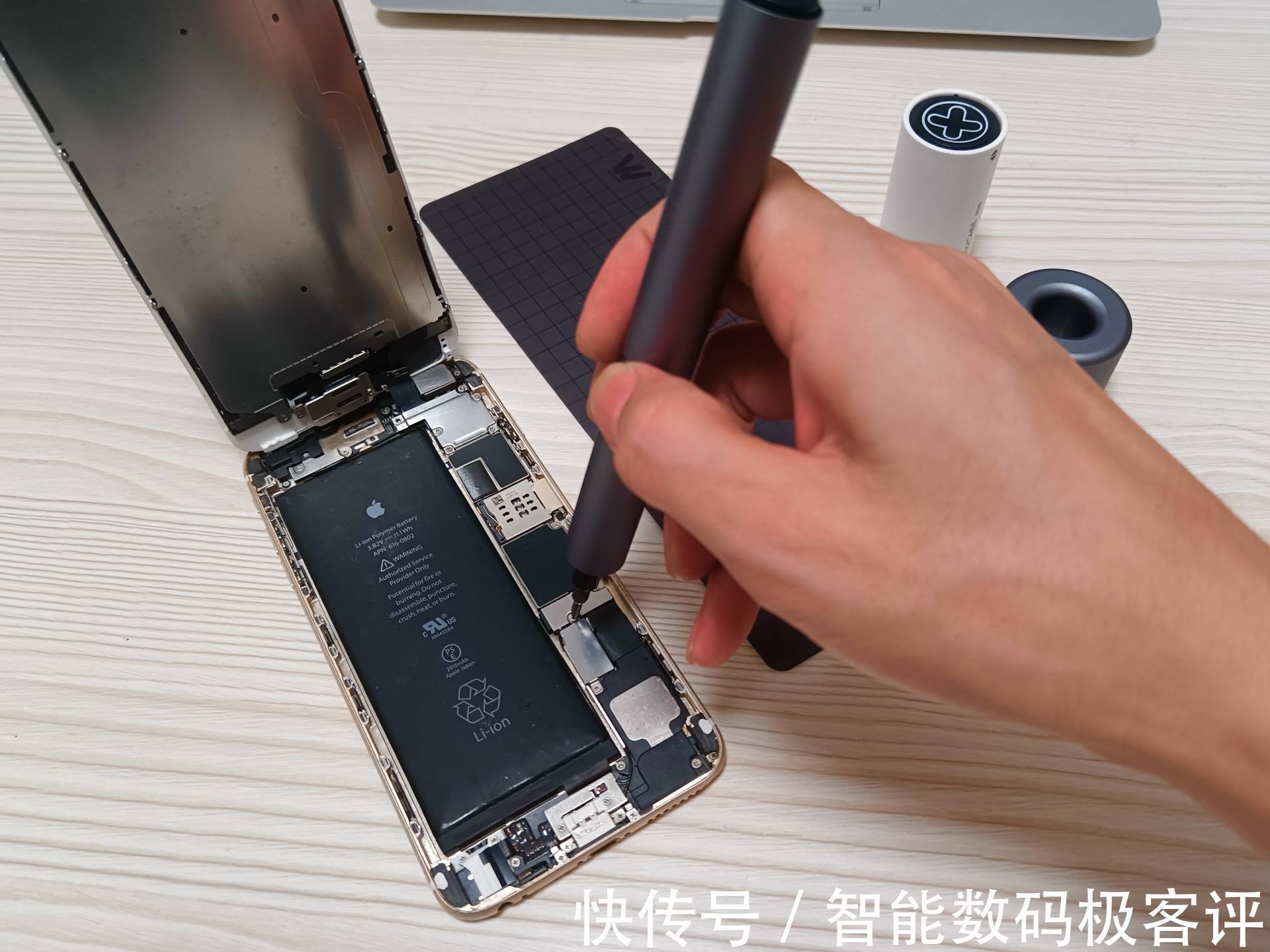 批头|给小姐姐换iPhone电池分分钟-WOWSTICK PLAY 迷你锂电精修螺丝刀