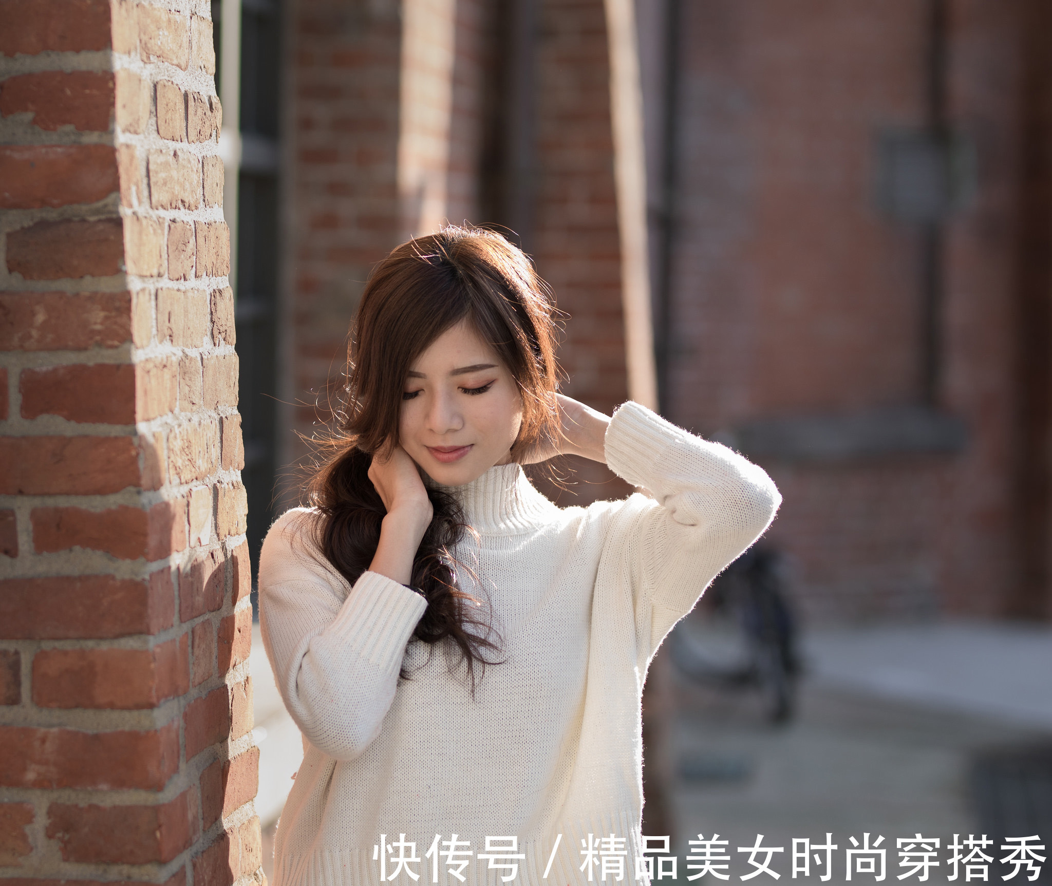 搭配|纯白色宽松毛衣,搭配一条半身裙,再配上松糕鞋,穿出不一样的美