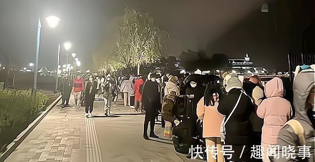 瑟瑟发抖|迪士尼超5000人深夜排队买玩偶，有人憋到尿血，到底谁是谁的玩偶