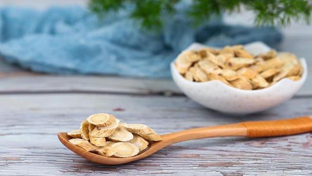 黄芪泡水|黄芪泡水，三大好处“手到擒来”！切记，“五必喝、四不喝”