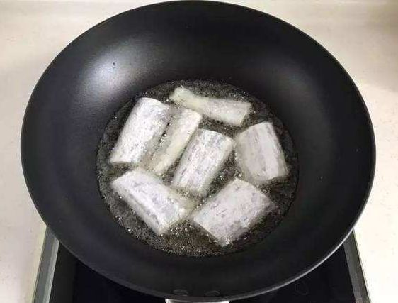 煎带鱼时，别再裹面糊了，这么做才是正确方法，外酥里嫩