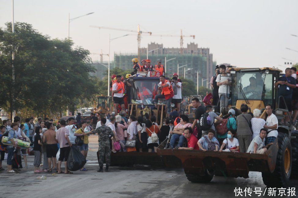 扎堆|网红灾区扎堆，指挥部呼吁让出救援通道，人命关天的救灾现场不是网红直播的秀场