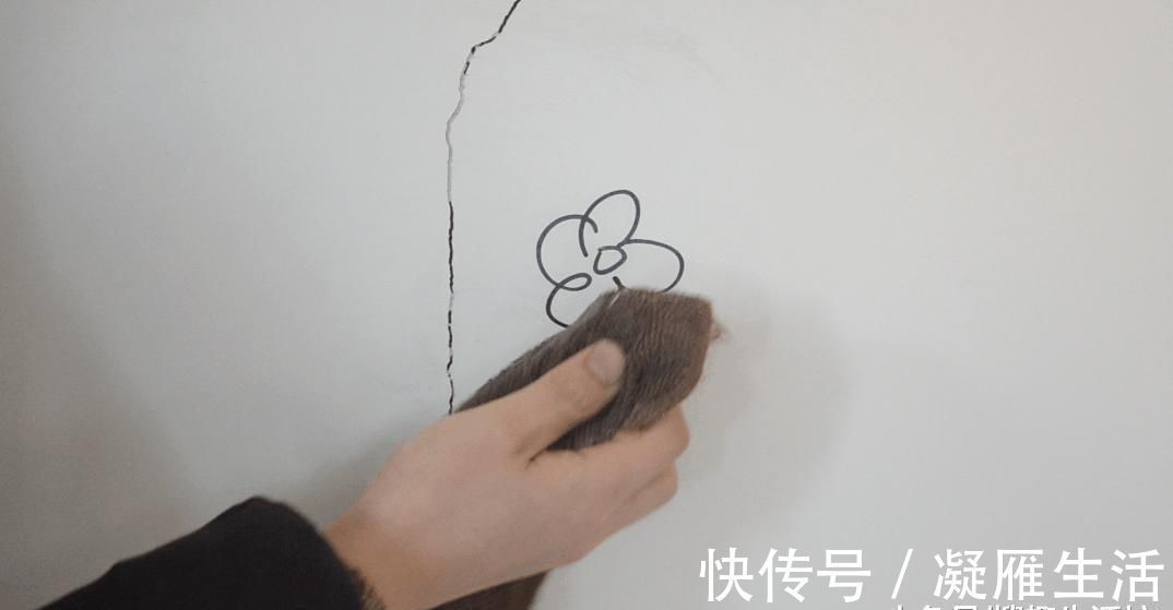 家里白墙不仅脏还有裂缝怎么办 用它涂一涂, 墙壁立马焕然一新