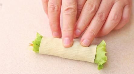 夏天|简单到不需要炒的一道小菜，卷一卷，五分钟上桌，夏天就要这样吃